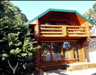 Деревянный сруб из трех комнат на берегу моря в Евпатории