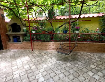 Уютный домик в уютном дворике.