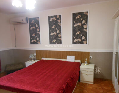 Уютный домик в уютном дворике.