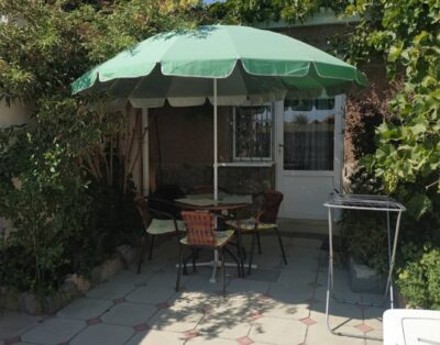 Дом с двором на первой линии от моря