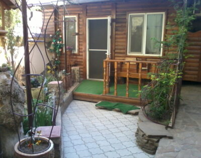 Деревянный домик у моря